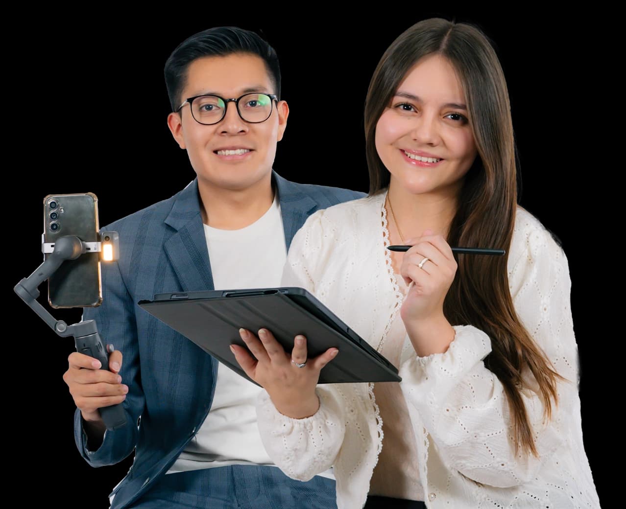 Estrategas de Crealtiva Digital trabajando con una tablet