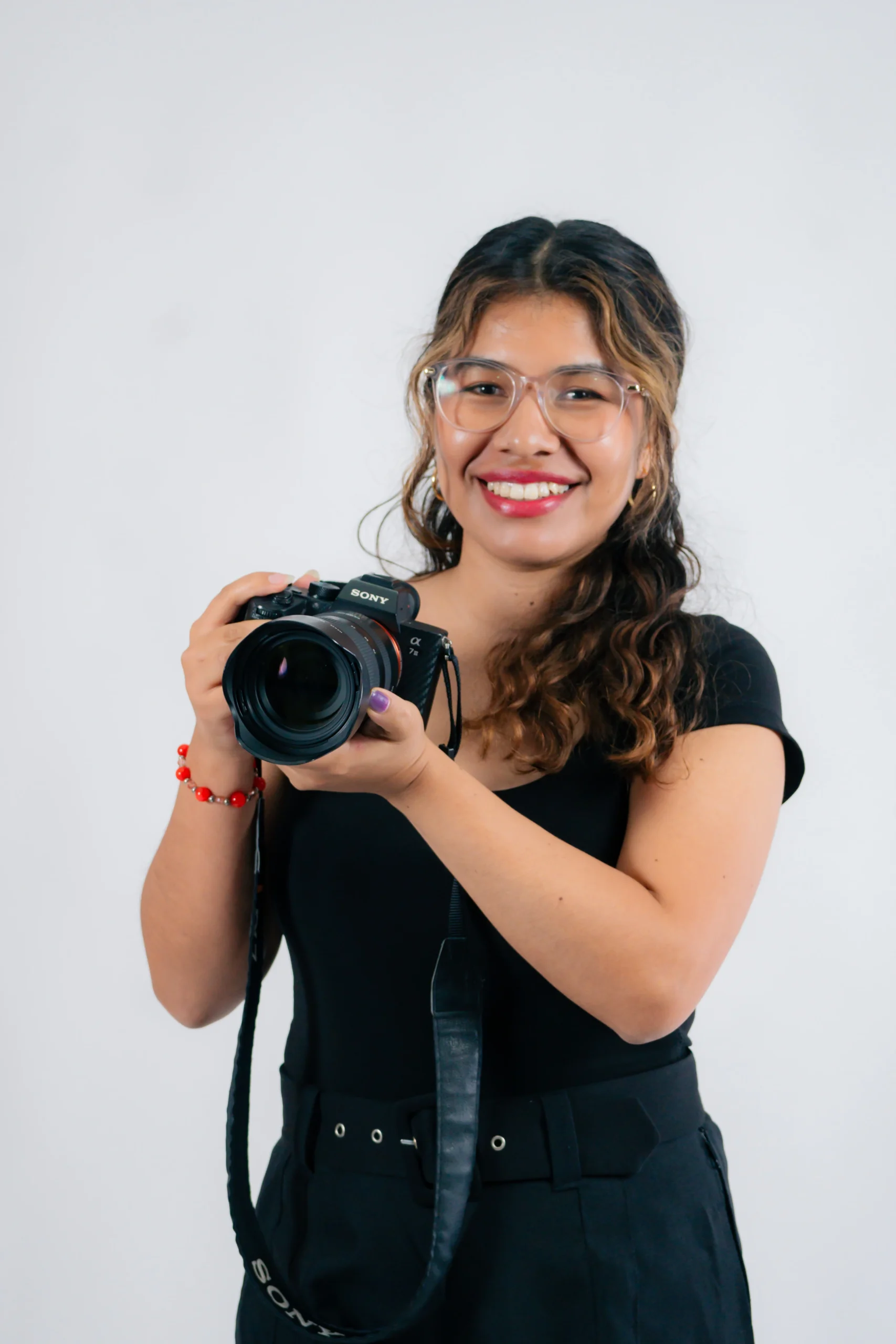 Fotógrafa de Crealtiva con cámara profesional